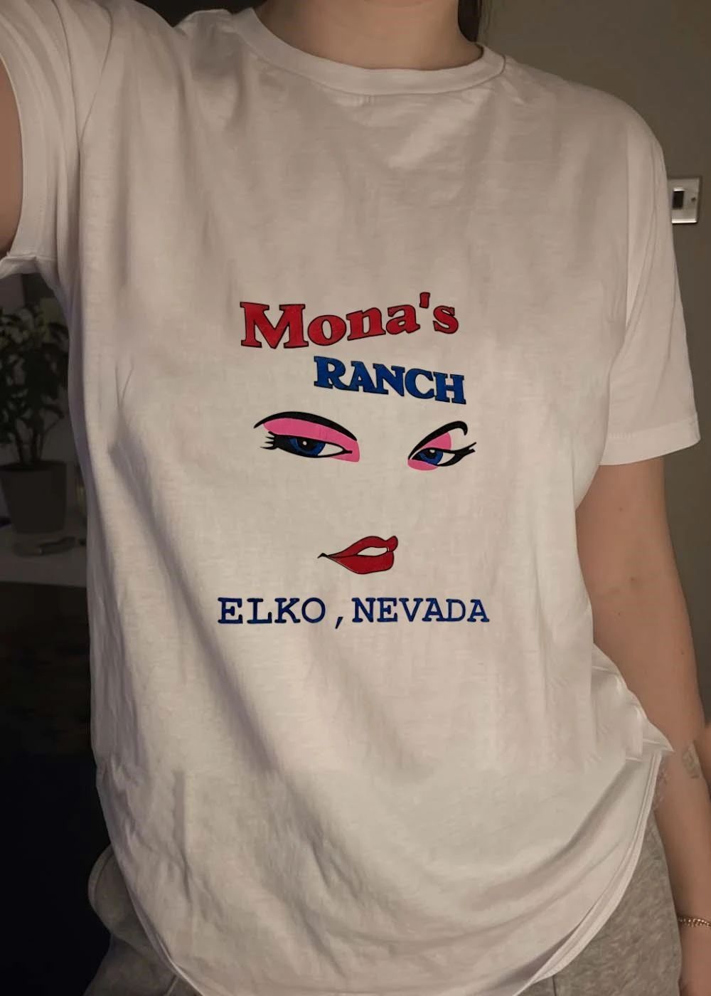 Mona’s Ranch Elko Nevada Eyes Lips Vintage Style Graphic T-Shirt