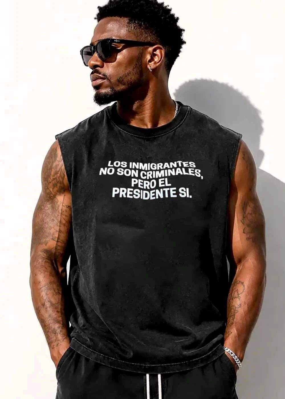 Los Inmigrantes No Son Criminales Pero El Presidente Si White Curved Typography Text shirt